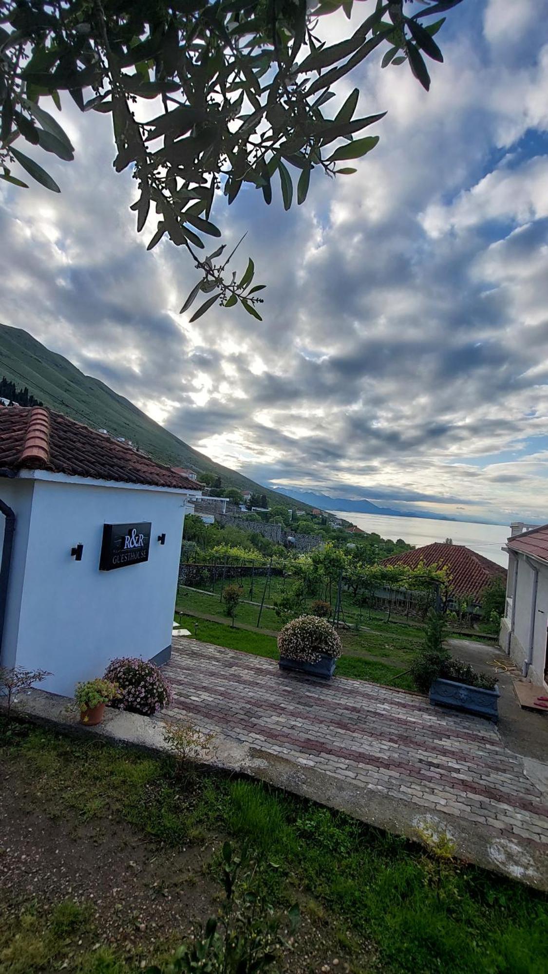 R&R Gesthouse Hotel Široka Екстериор снимка