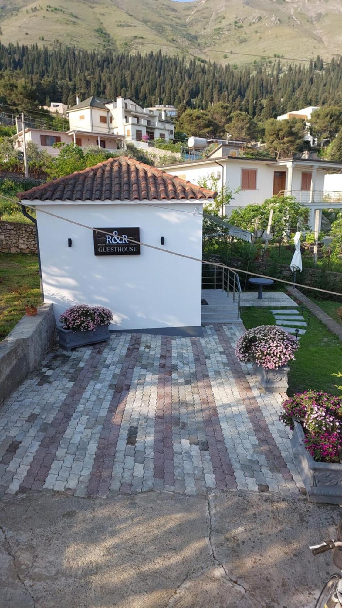 R&R Gesthouse Hotel Široka Екстериор снимка