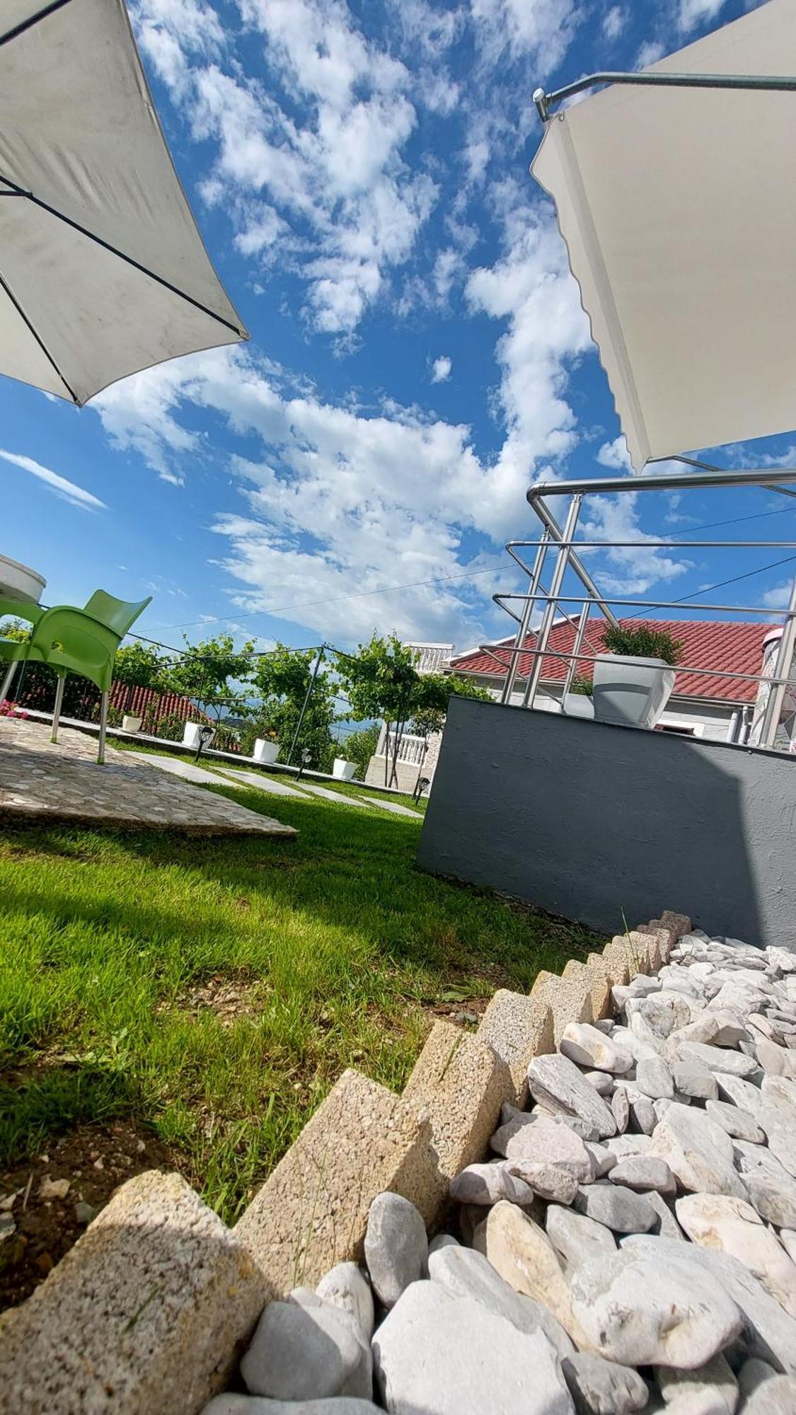 R&R Gesthouse Hotel Široka Екстериор снимка